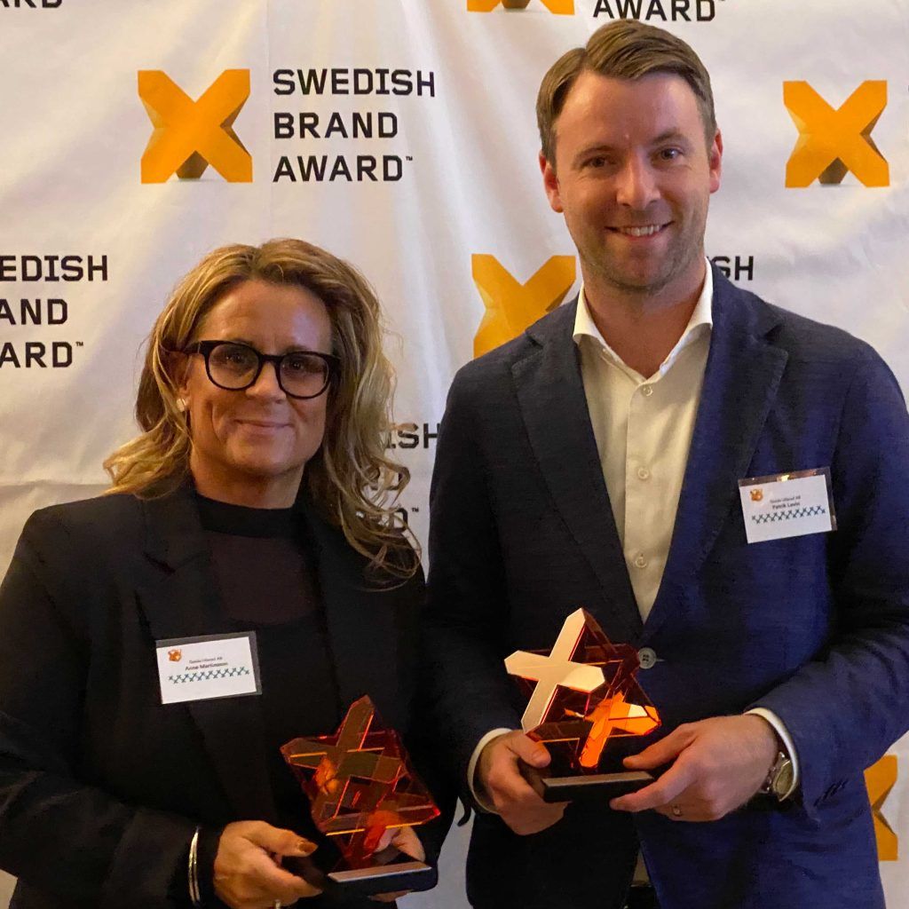 Anna Martinsson, marknadschef och Patrik Levin tar emot pris vid Evimetrix Swedish Brand Awards 26/9